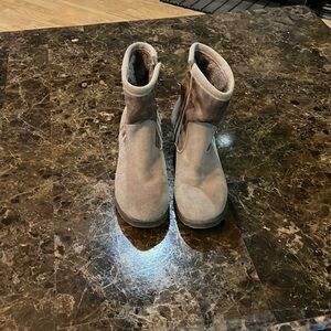 Bare Traps size 10 boots. A14